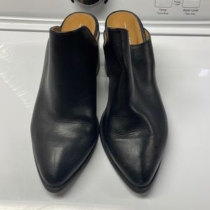 Barely worn cute heeled boot!